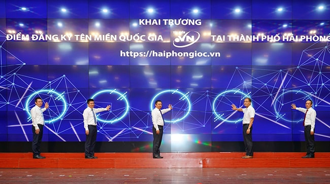 Các đại biểu nhấn nút khai trương Cổng đăng ký tên miền quốc gia .vn tại Hải Phòng